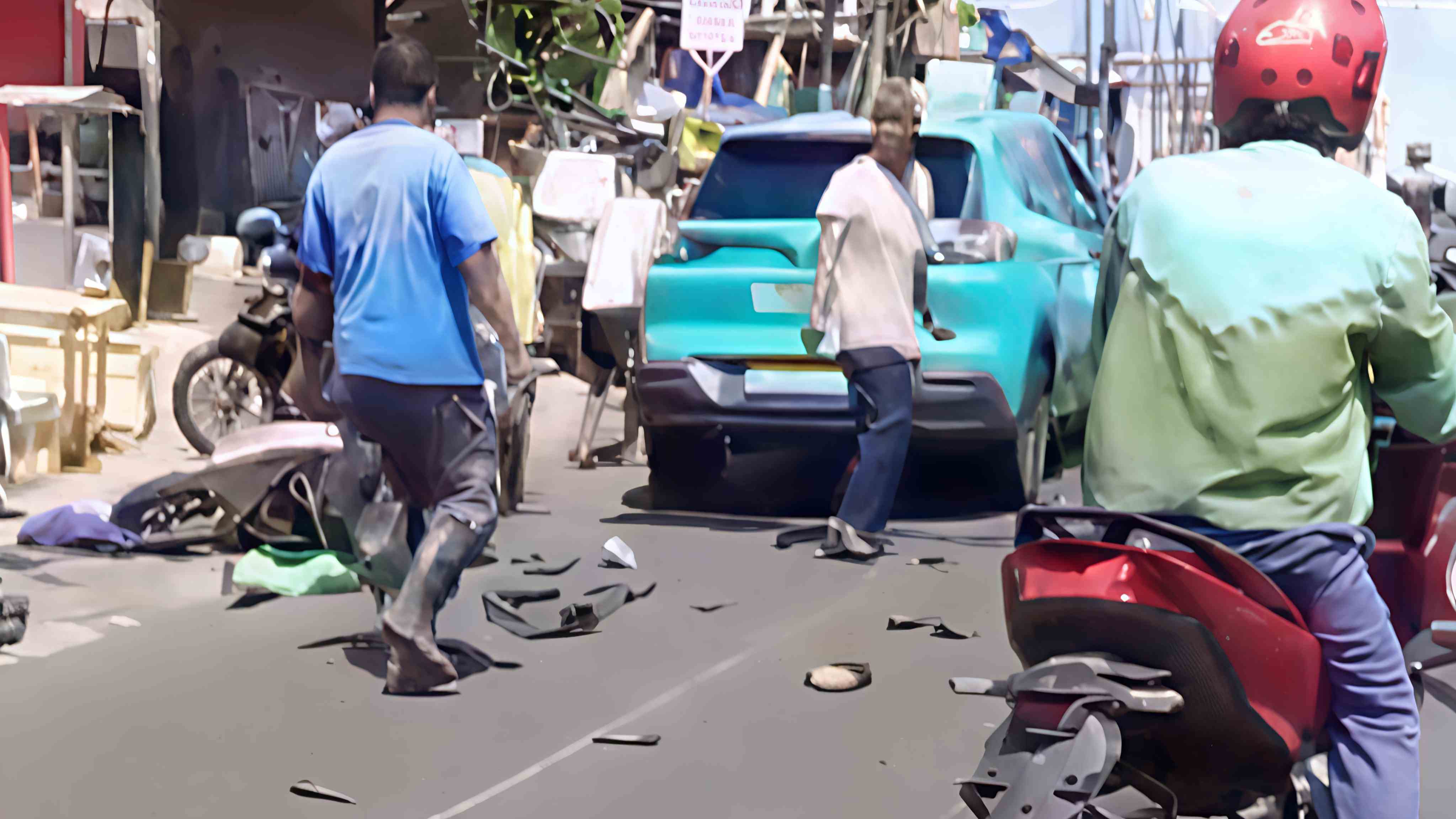 Brak! Taksi Listrik Online Tabrak Sejumlah Motor di Joglo Jakarta Barat