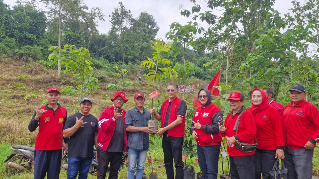DPC PDIP Mojokerto Tebar Bibit Ikan dan Tanam Sukun di HUT ke-53