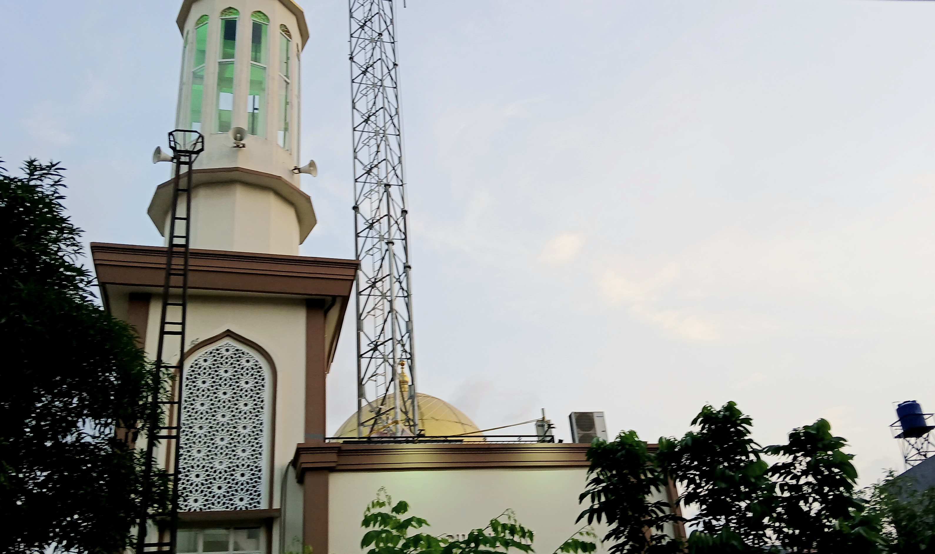 Tower Provider di Atas Masjid Kelapa Gading Bikin Resah Warga, Takut Roboh Timpa Rumah