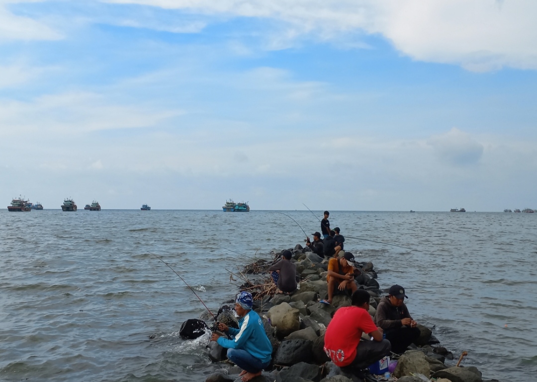 Pantai Muarareja Tegal Jadi Lokasi Favorit Para Pemancing, Akses Mudah Tiket Murah