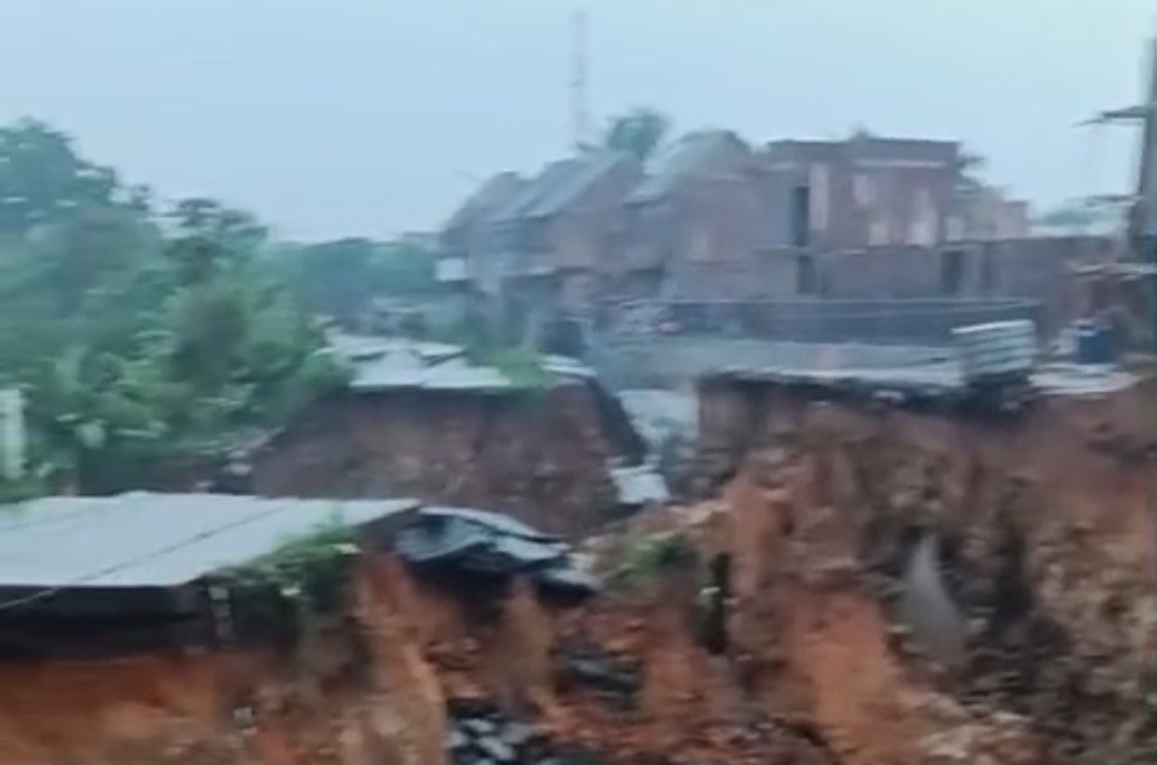 Jalan Desa Karang Tengah Kab. Tangerang Terputus Akibat Tanah Longsor