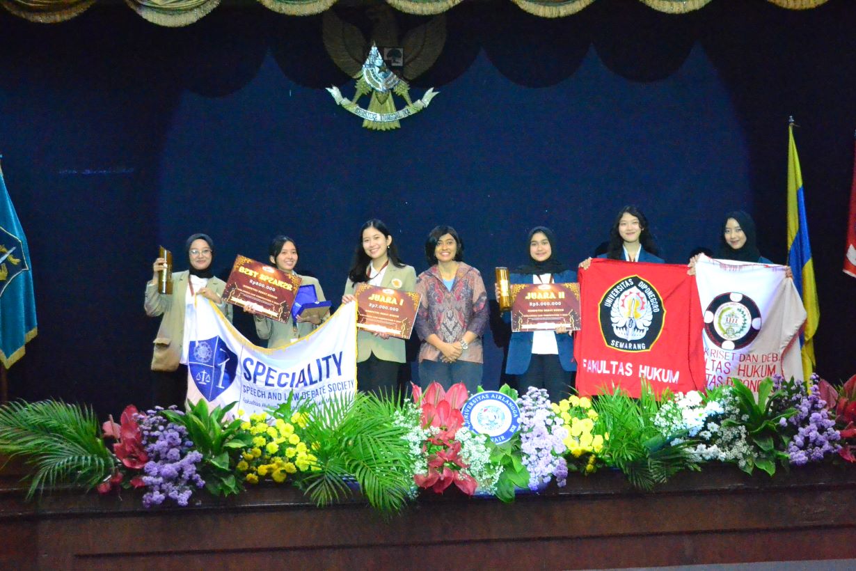 Final Debat Airlangga Law Competition V 2025: Ratna Sataman dari UGM Raih Gelar Juara
