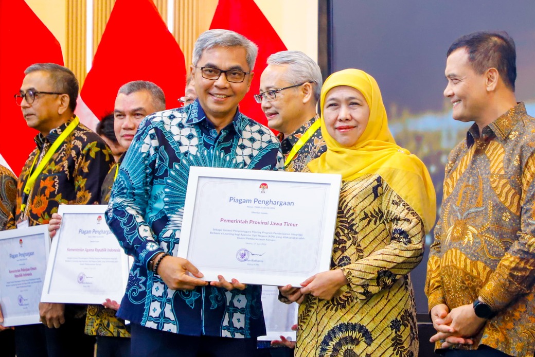 Gubernur Khofifah Terima Penghargaan KPK untuk E-Learning ASN Berintegritas    