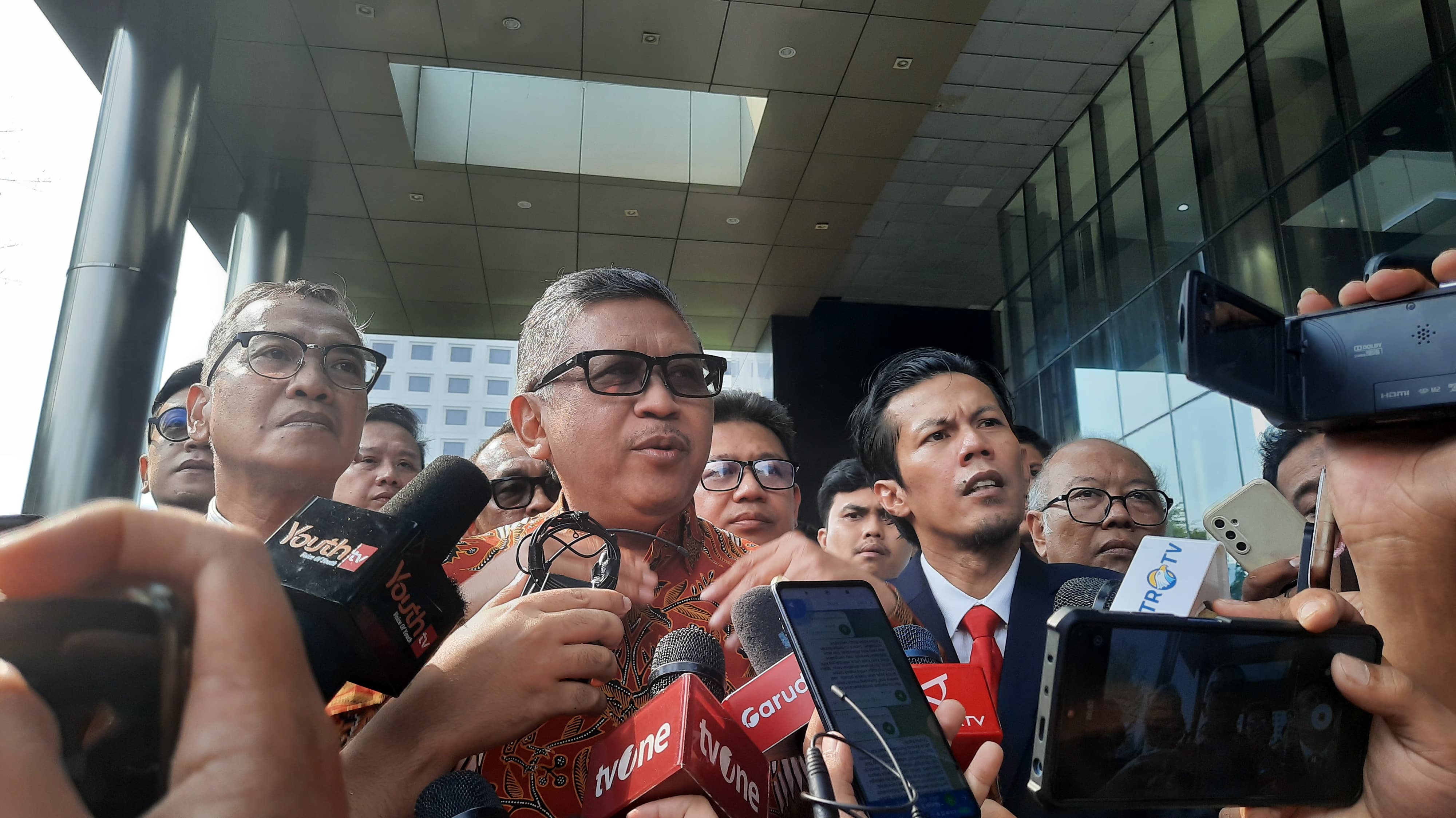 Sekjen PDIP Telah Selesai Diperiksa KPK Selama 4 Jam, Hasilnya: Kedinginan!