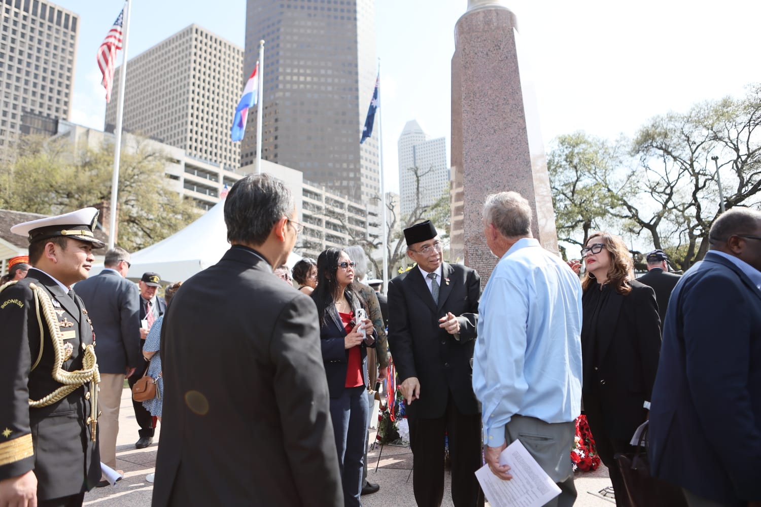 Dari Selat Sunda ke Houston, Ingatan yang Tetap Hidup