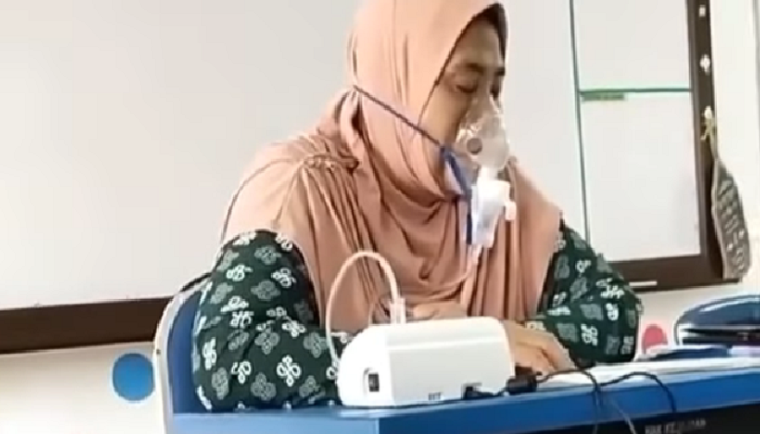 Kisah Haru, Ibu Guru Tetap Mengajar Meski Nebulizer Terpasang di Mulutnya