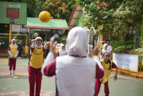 Sun Life Volunteer Day, Hadirkan Energi Positif Lewat Olahraga Basket dan Edukasi Gizi di Sekolah