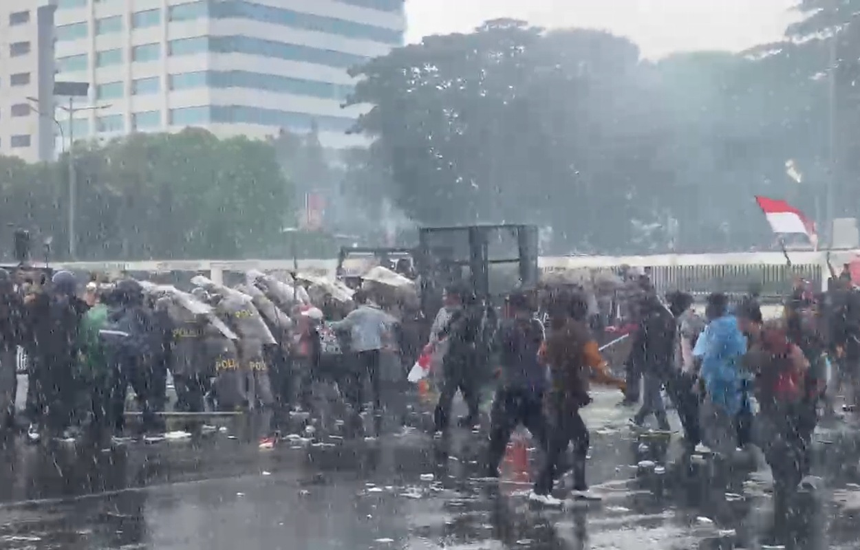  Mahasiswa Ricuh di Depan DPR, Polisi Tembakkan Gas Air Mata
