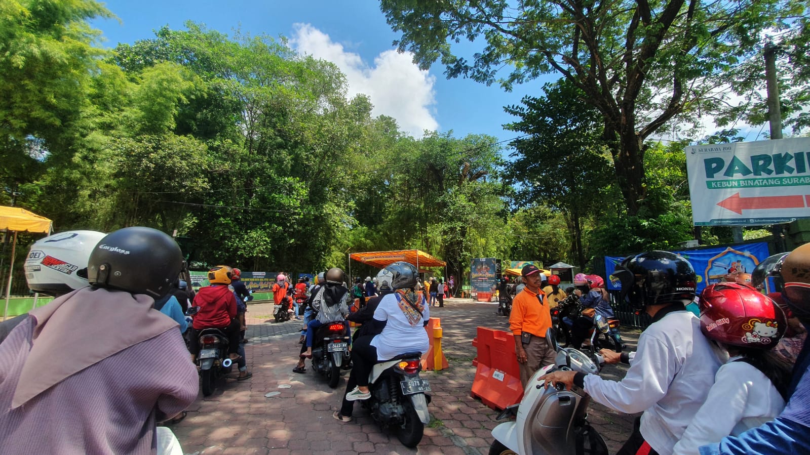 Libur Lebaran, Warga Padati Kebun Binatang Surabaya