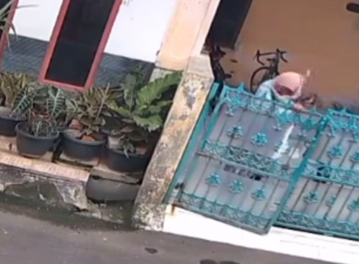 Perkara Duit Rp30 Ribu, Anak di Bekasi Hajar Ibu Kandungnya Sendiri! Terekam CCTV
