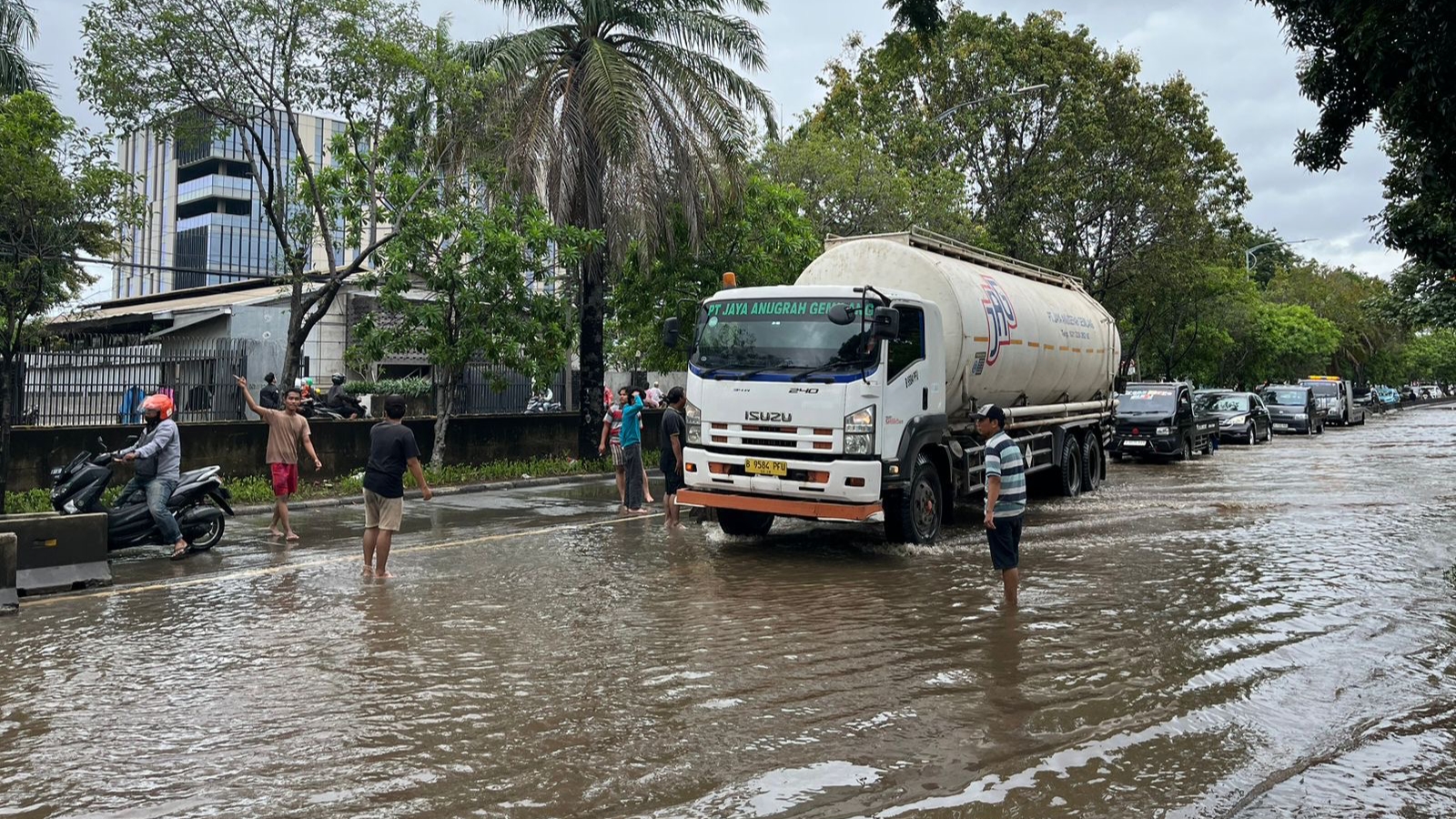 Banjir di Cipendawa Bikin Jalan Menuju Jatiasih Terputus, Air Menggenang Nyaris 1 Meter
