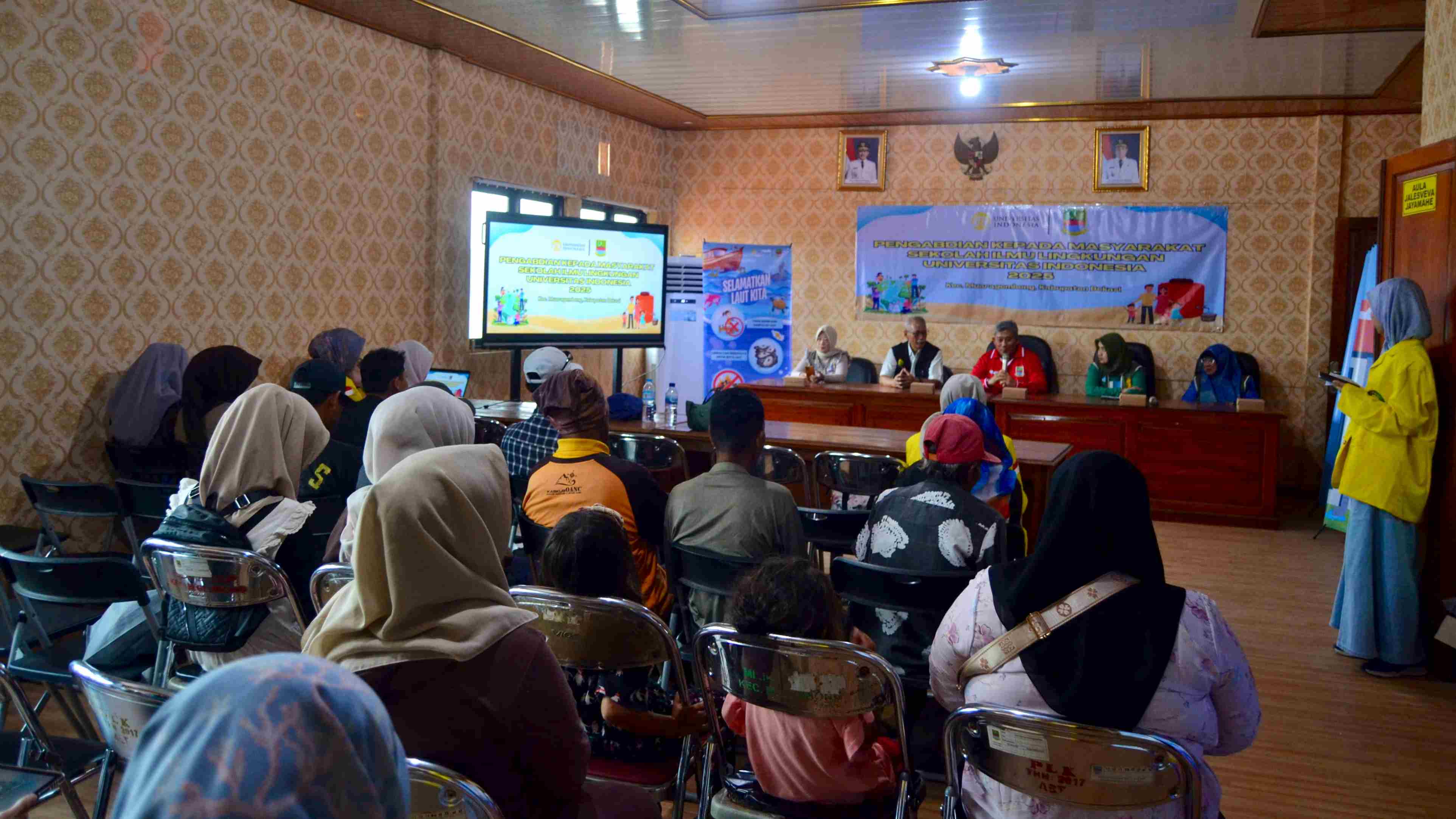 Turun ke Masyarakat, UI Edukasi Warga Muaragembong Soal Penampung Air Hujan, PHBS dan Mitigasi Banjir Rob