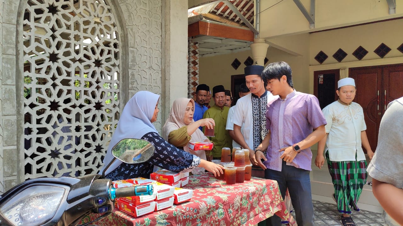 HUT ke-73, Divisi Humas Polri Bagikan 200 Porsi Makan Siang Lewat Jumat Berkah di Jakarta hingga Bogor