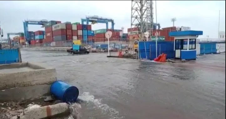 Pelabuhan Tanjung Mas Diterjang Banjir Rob, Ribuan Karyawan Pabrik Terdampak: Arusnya Deras Sekali!