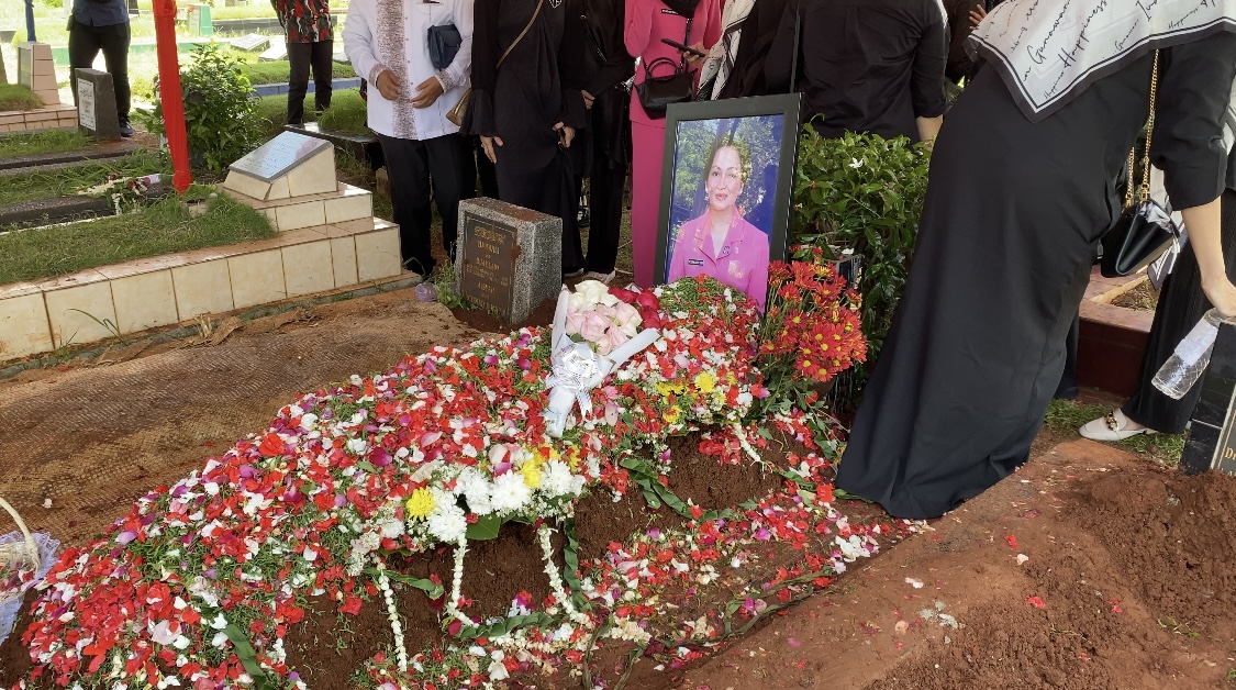 Detik-detik Pemakaman Istri Wakapolri di TPU Joglo, Irwasum Polri Komjen Agung Pimpin Proses Upcara Penghormatan