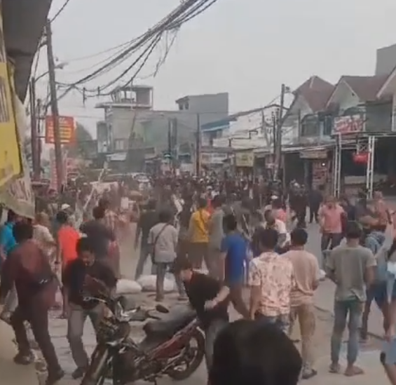 Kios Dihancurkan, Pedagang Pasar Kutabumi Bentrok dengan Ormas