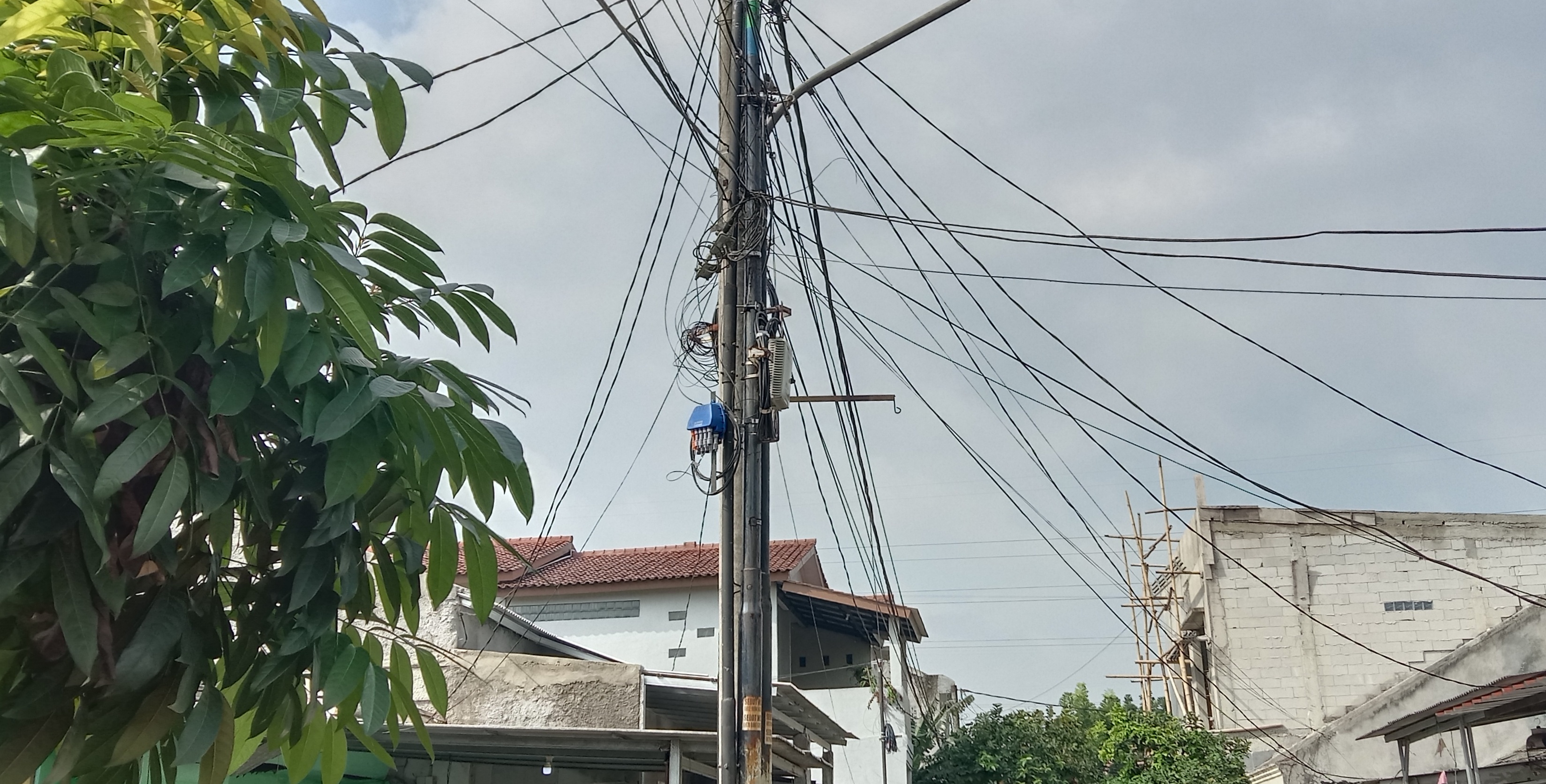 Internet Rp100 Ribu: Antara Harapan Warkop Menteng, Bisikan Kos Palmerah dan Gamang Sang Raksasa