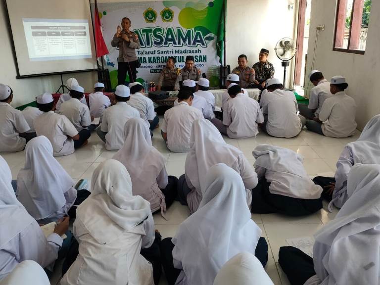 Polres Probolinggo Kampanye Tertib Lalin di Kalangan Santri