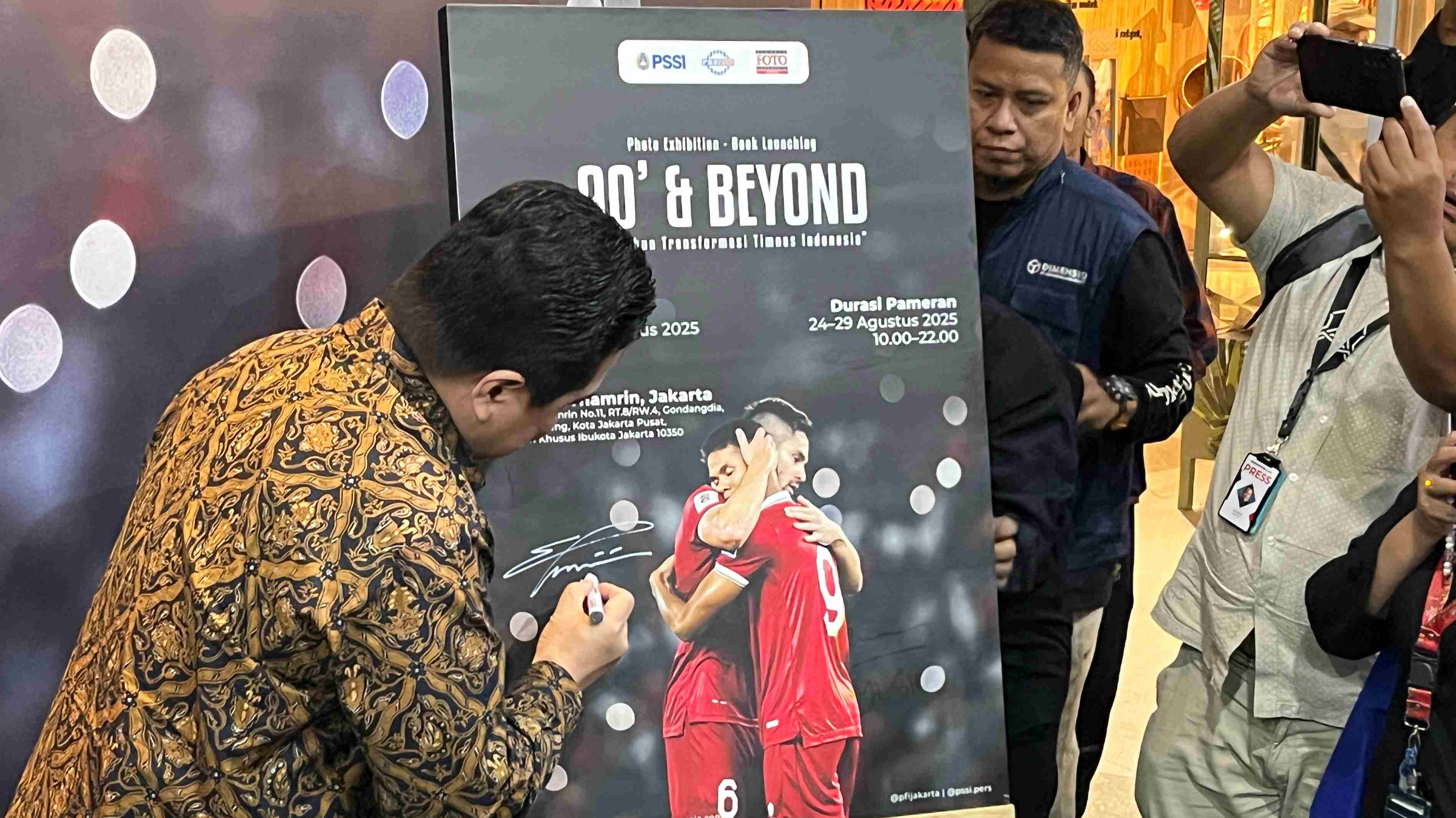 Erick Thohir Kagum Tulisan dan Foto Perjalanan Timnas Terangkum di 90 & Beyond
