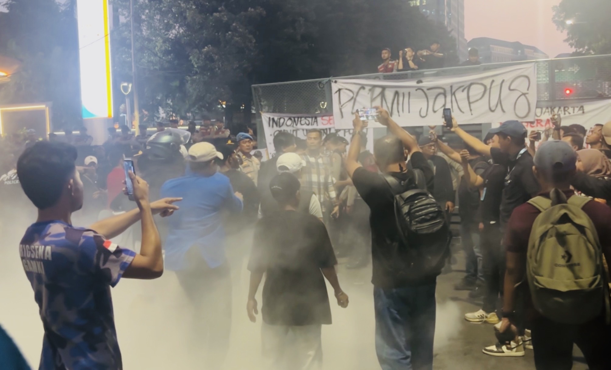 Demo Tolak MBG di Patung Kuda Ricuh: Massa Bakar Sampah Disemprot APAR oleh Polisi
