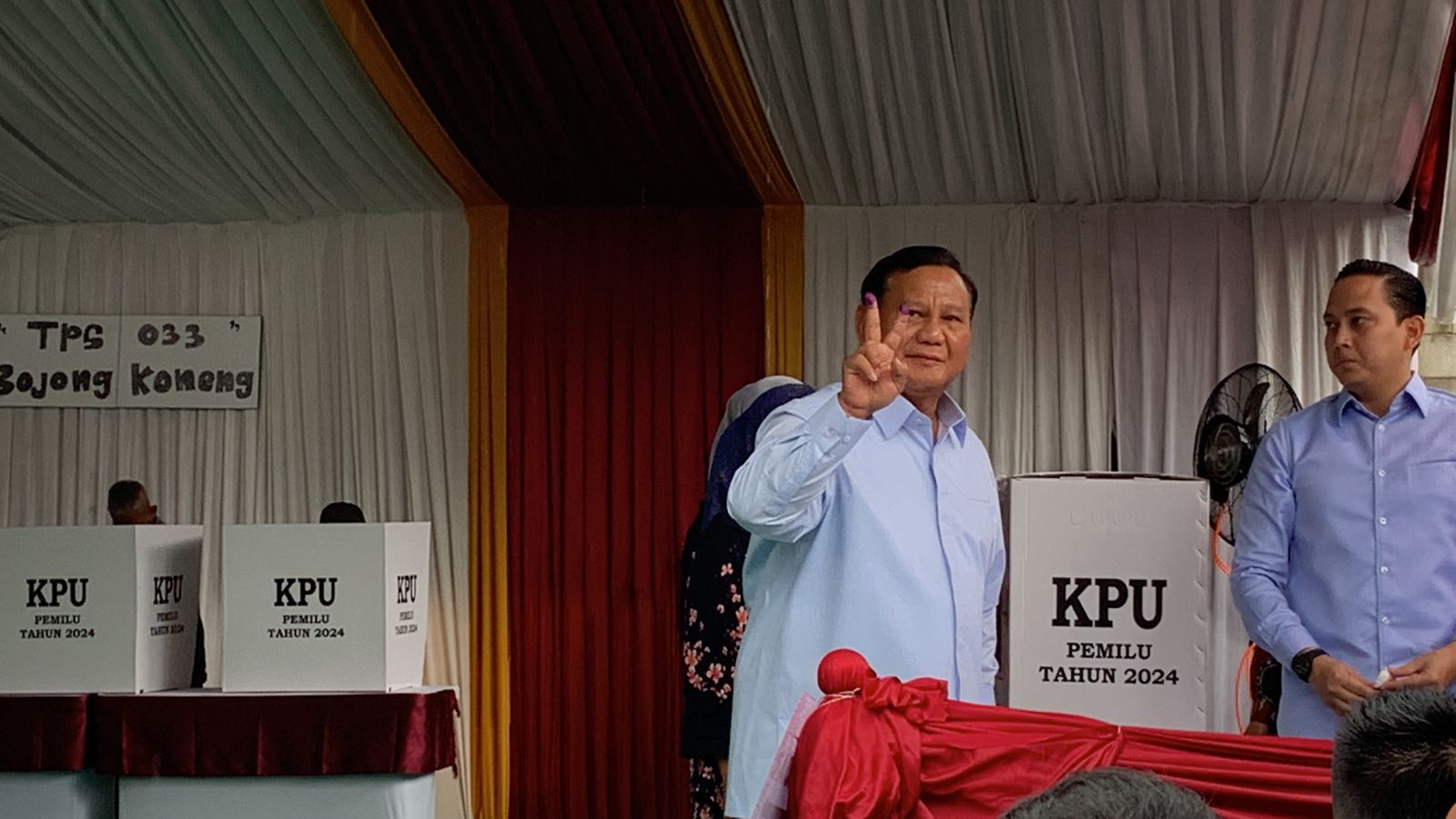 Prabowo Pamerkan Dua Jari Usai Mencoblos di TPSnya