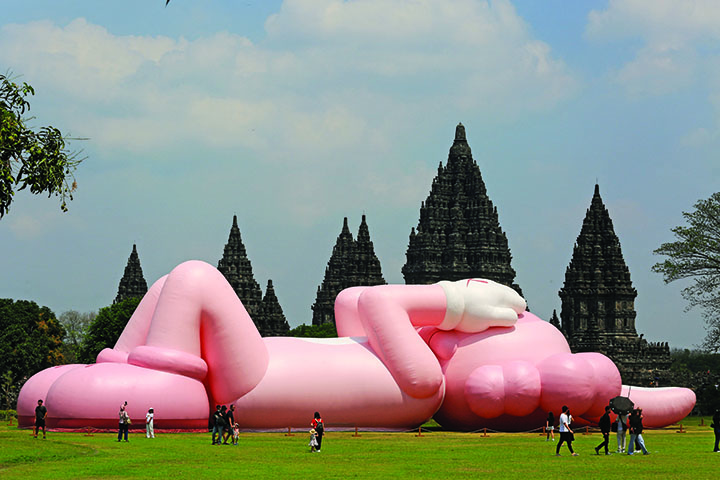 Kaws: Holiday Indonesia, Raksasa Pink di Prambanan