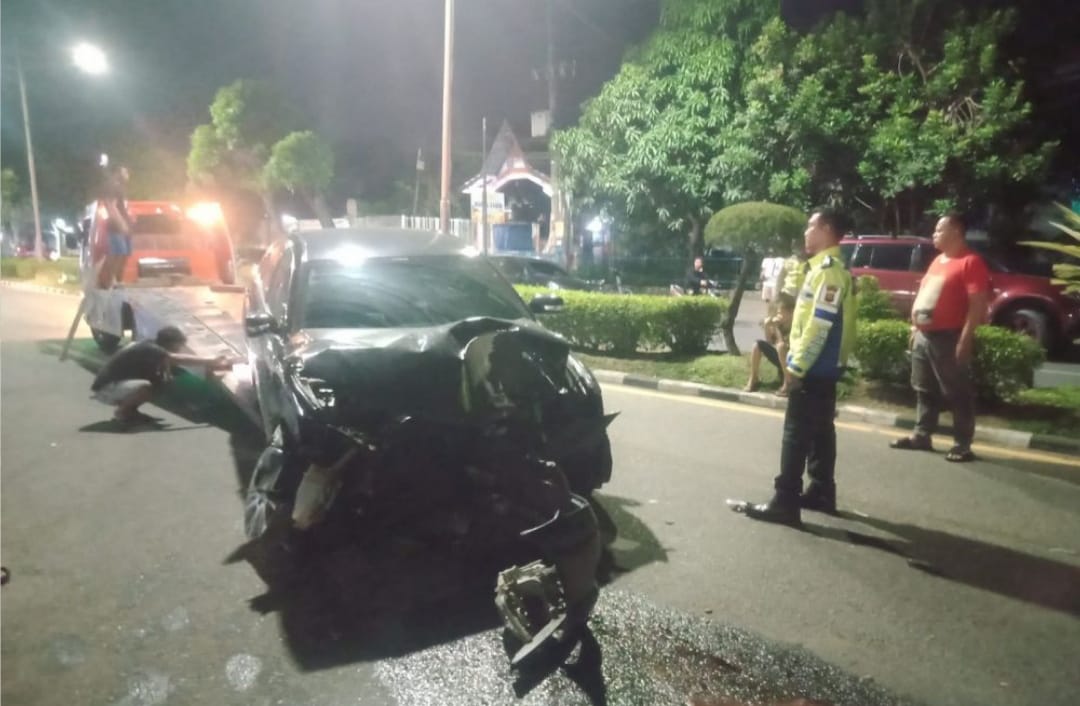 Mobil Dinas DPRD Jambi Diduga Dibuat Mesum Dua Sejoli Hingga Kecelakaan, Polisi: Panik Digrebek Warga