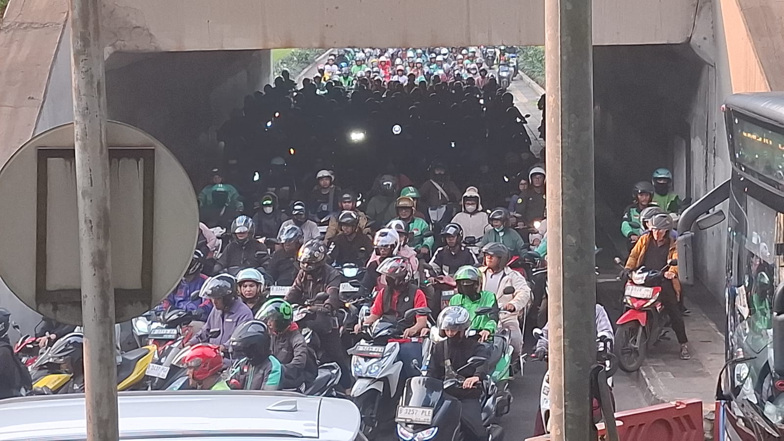 Macron Effect dan Libur Panjang Kenaikan Yesus Kristus Picu Kemacetan Parah di Gatot Subroto