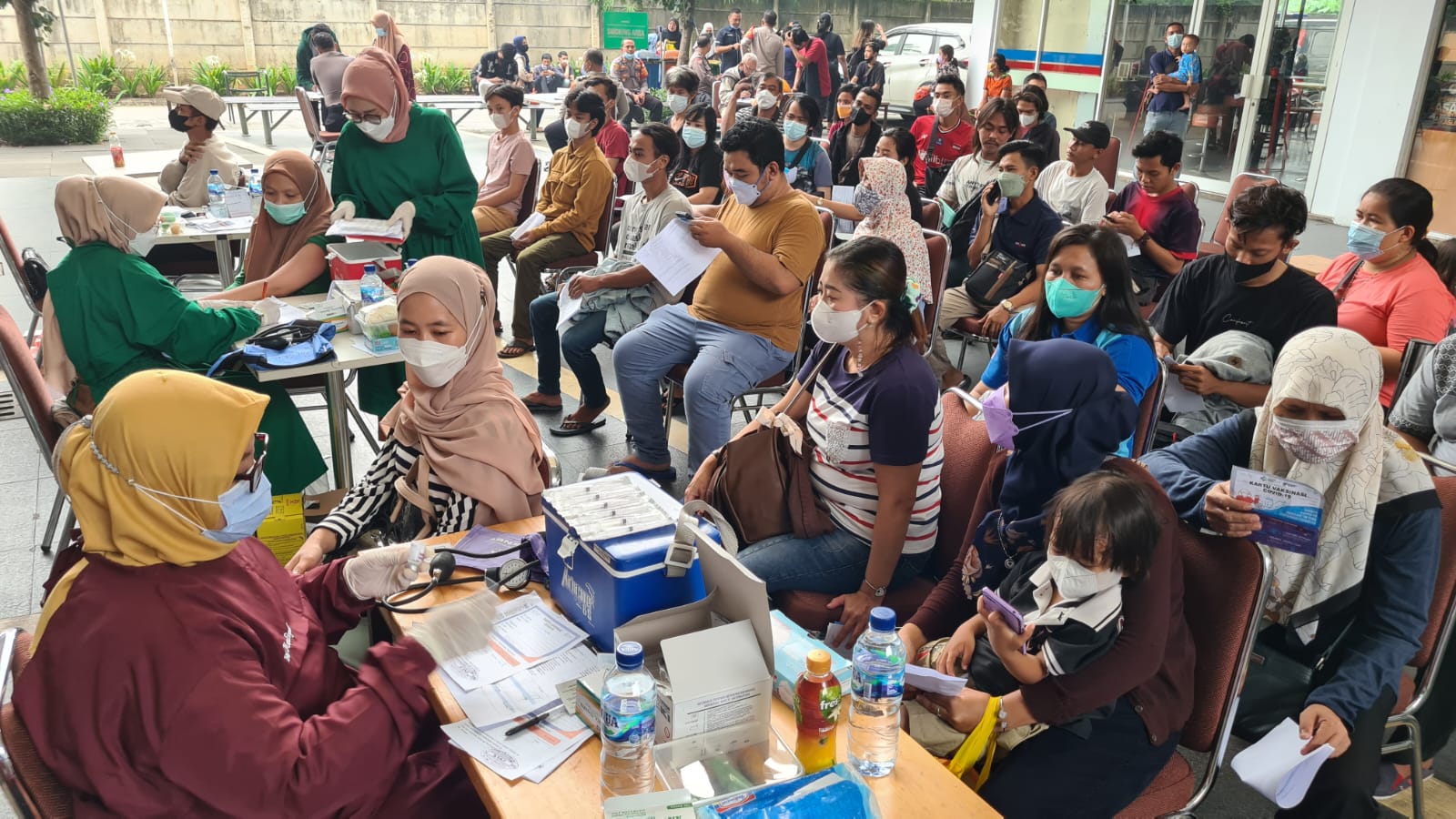 Vaksinasi Berlanjut, Polisi di Tangerang Bagikan Ratusan Paket Sembako
