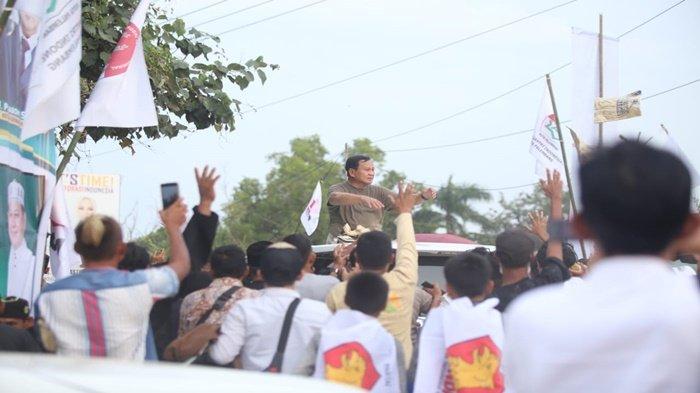 Blusukan di Palembang, Prabowo Bagi-Bagi Kaos