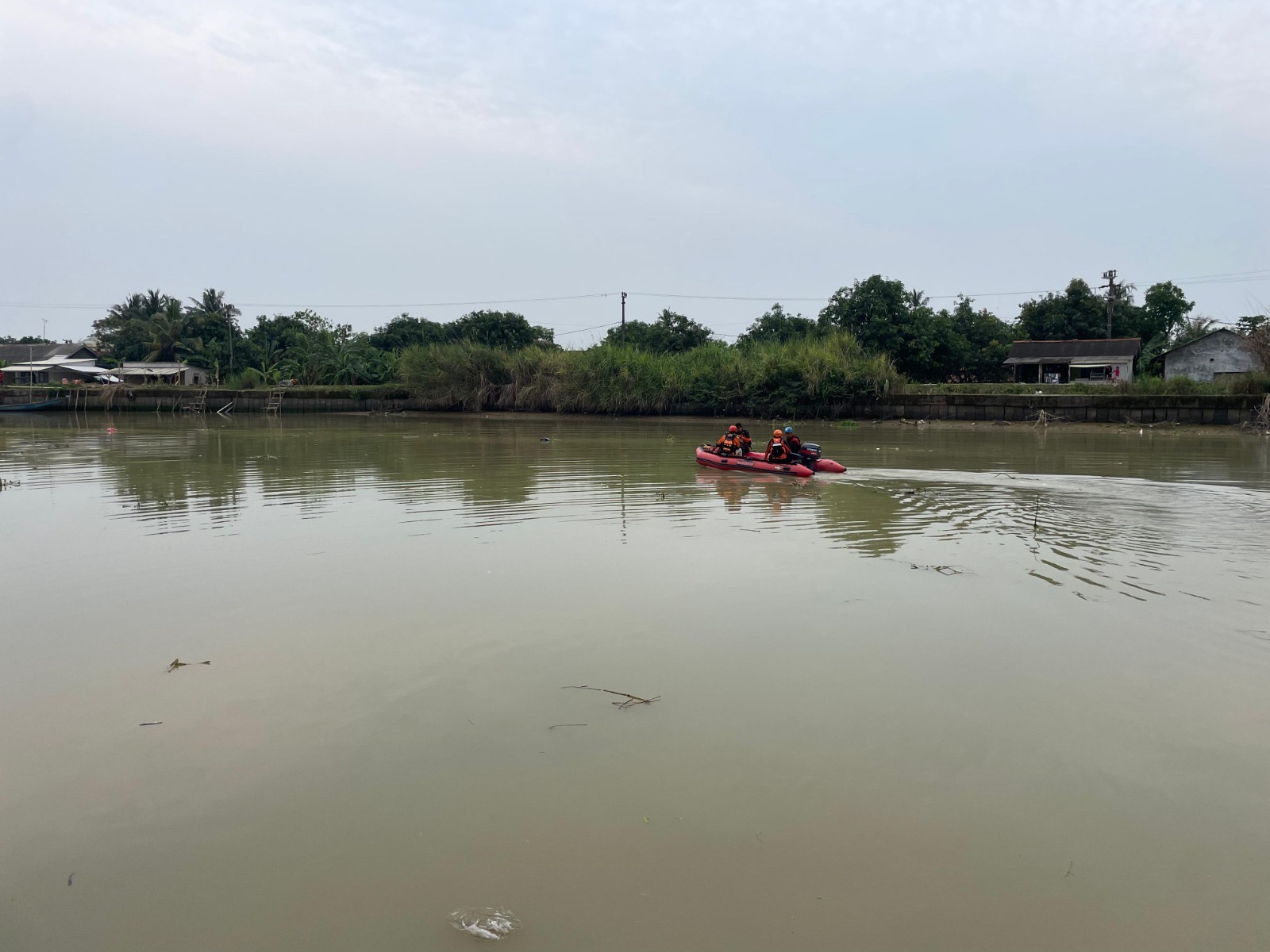 ABK Kapal Putra Mandala Terjatuh di Sungai Citarum, Tim SAR Masih Pencarian