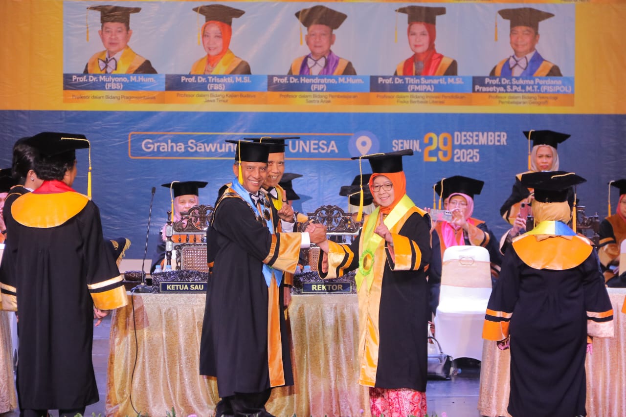 Bersih Desa Berbuah Gelar, Trisakti Dikukuhkan sebagai Guru Besar Unesa
