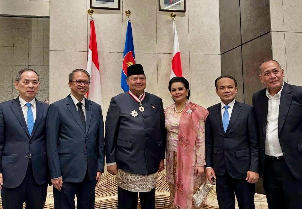 Airlangga Terima Bintang Jasa 'The Order of the Rising Sun, Gold, and Silver Star' dari Jepang