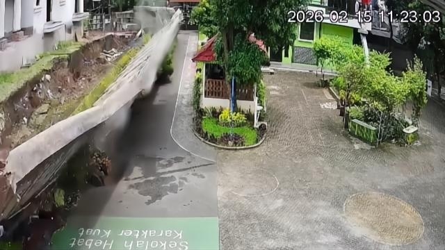 Tembok SMPN 182 Pancoran Ambruk, Beruntung Tak Ada Korban Jiwa