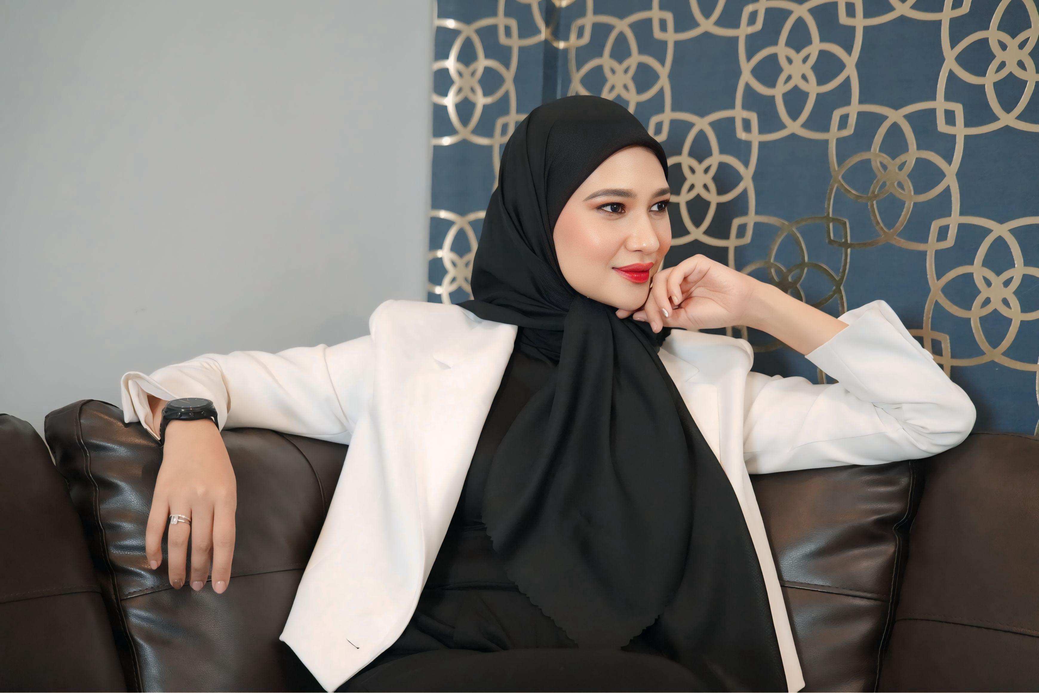 Cantiknya! Angkie Yudistia Kenalkan 5 Warna Hijab Terbaru, Nyaman Dipakai Teman-Teman Disabilitas