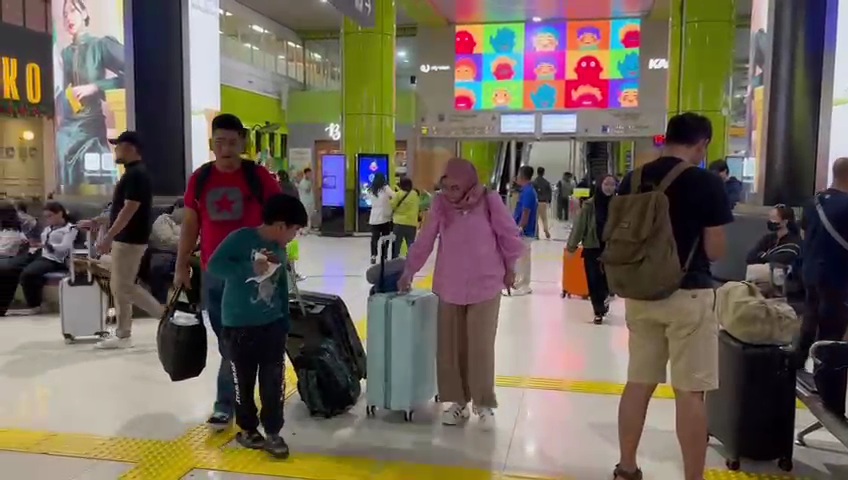 Di Balik Ramainya Stasiun Gambir Jelang Nataru, Ada Porter dan Troli yang Tak Pernah Diam