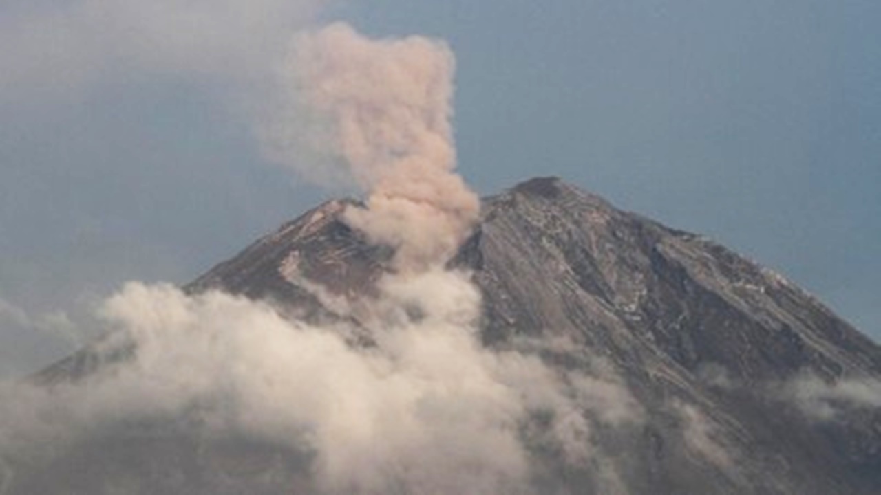 Gunung Semeru Kembali Erupsi, Masyarakat Diminta Waspada