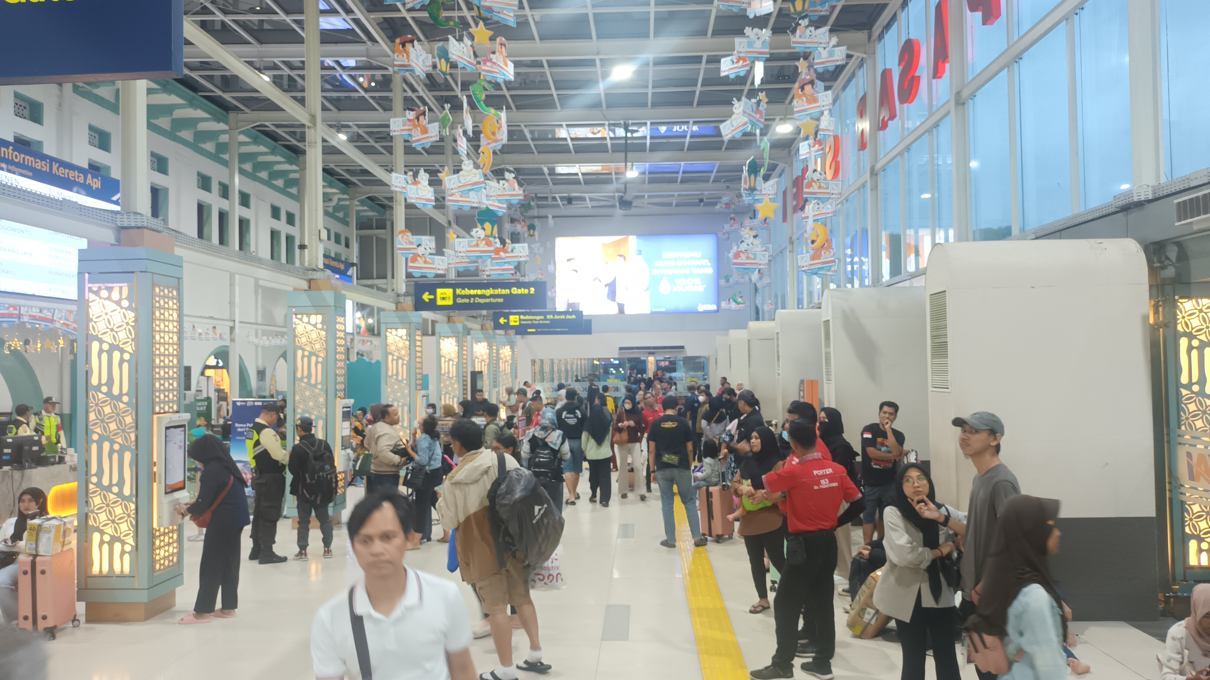 Suasana Stasiun Pasar Senen Menjelang Lebaran: Pemudik Tinggalkan Ibu Kota, Rizky Justru Mudik ke Jakarta