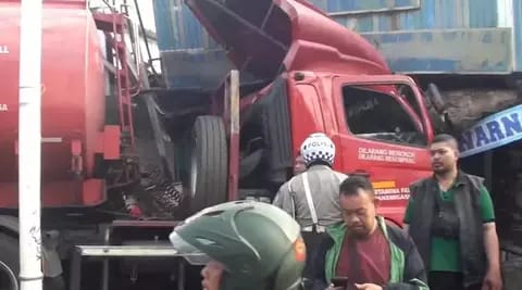 Truk Tangki BBM Tabrak Ruko Usai Hindari Sepeda Motor