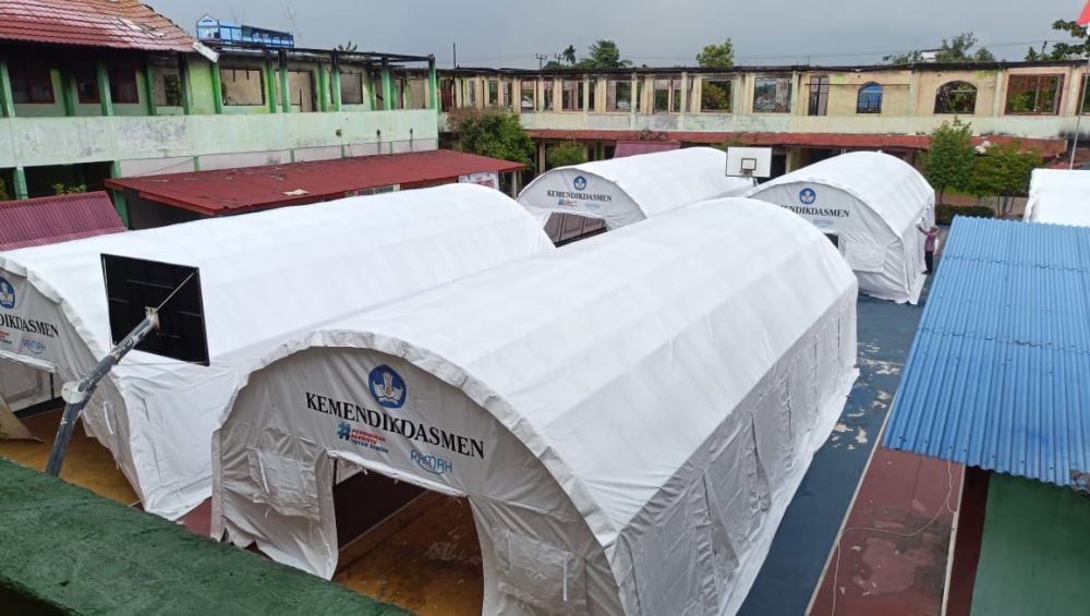 Kemendikdasmen Kirim Tenda-Tenda Darurat untuk Siswa SMAN 1 Tebing Tinggi yang Sekolahnya Terbakar