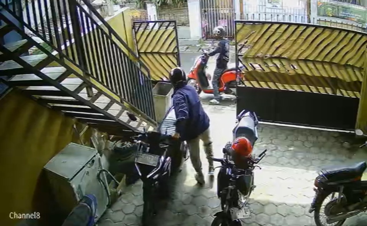 Maling Motor di Indekos Tangerang Terekam CCTV, Terlihat Santai Saat Beraksi