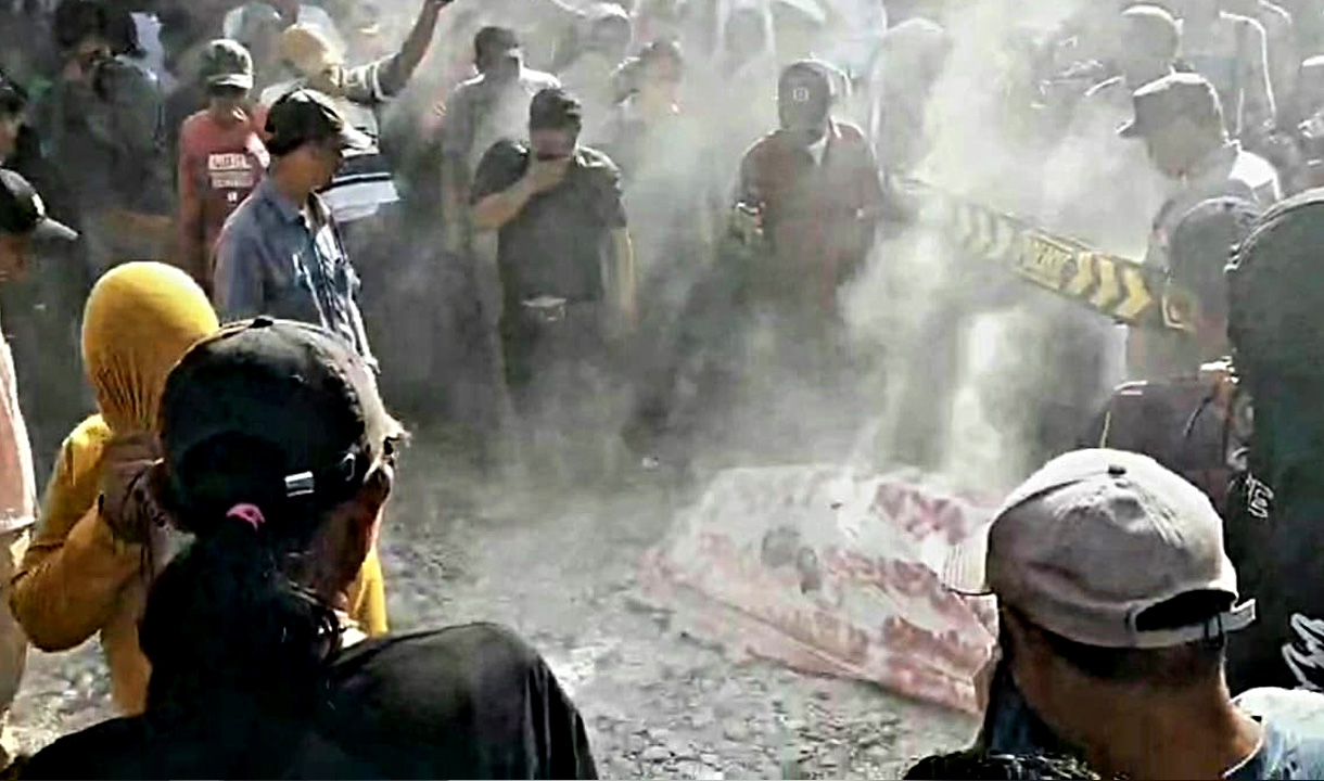 Makin Memanas! Ratusan Massa Bakar Keranda Mayat Buntut Abaikan 20 Laporan Kejahatan PSU