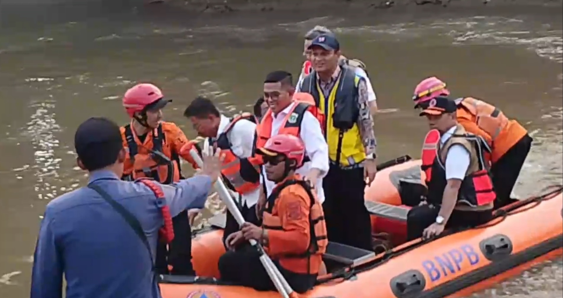 Tinjau Titik Banjir, Gubernur Andra Soni Ajak Sachrudin dan Benyamin Davnie Susuri Kali Angke 