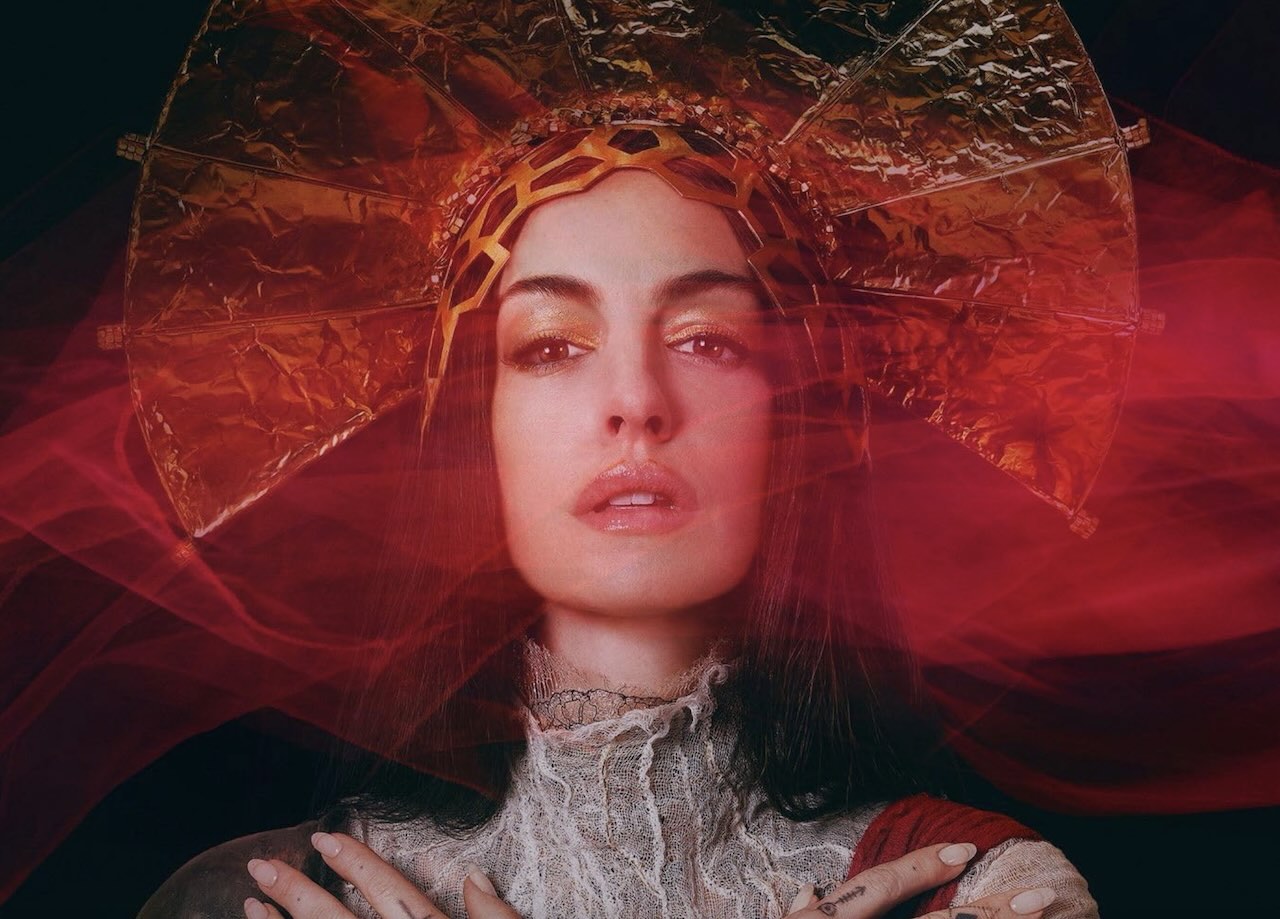 Sinopsis Mother Mary: Anne Hathaway Jadi Bintang Pop yang Menghilang dari Panggung