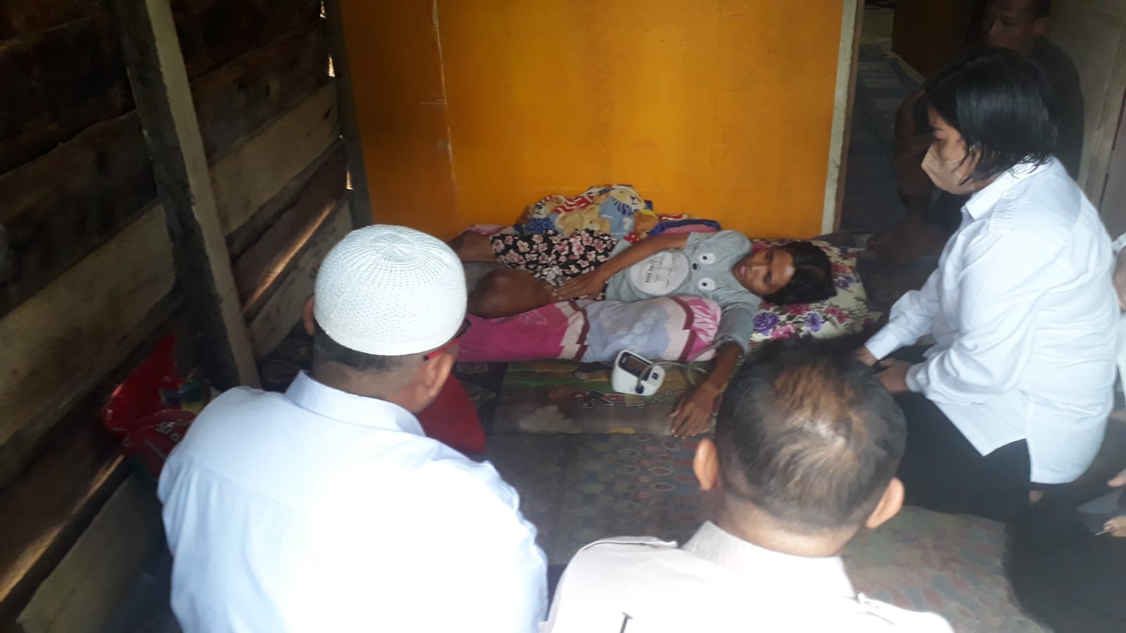 Warga Pengidap Tumor Ganas di Mestong dapat Bantuan Sembako dari Dinsos Muarojambi