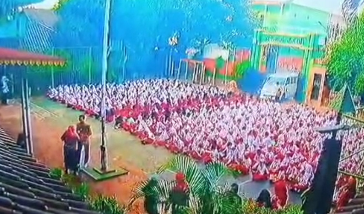 Detik-Detik Mobil MBG Terobos Pagar dan Tabrak Puluhan Siswa SDN 01 Kalibaru, 20 Orang Jadi Korban