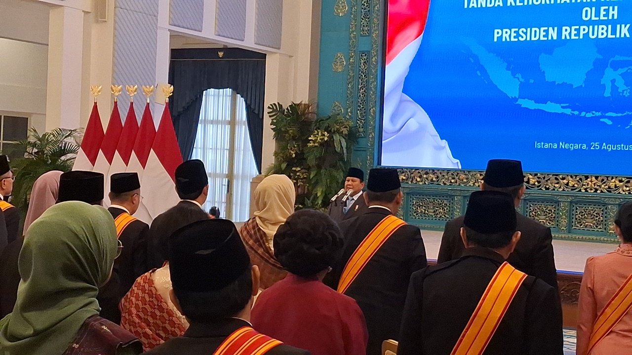 Prabowo Anugerahkan Tanda Jasa dan Kehormatan ke 141 Tokoh, Ada Puan, Dasco, Benyamin S Hingga Titiek Puspa