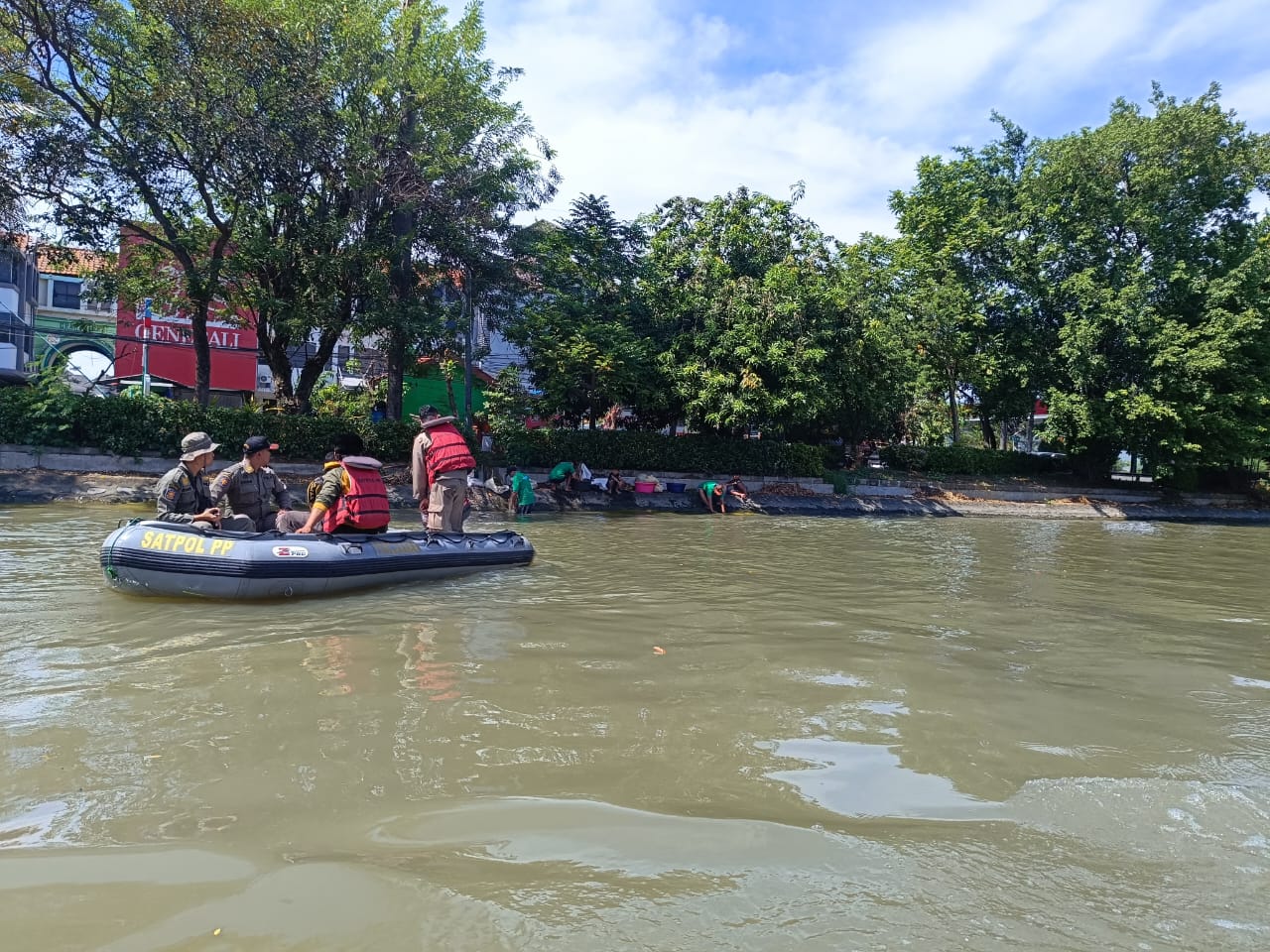 Sungai Surabaya Bebas 'Racun Rumen Hewan Kurban': Tim Gabungan Patroli, Sanksi Menanti!