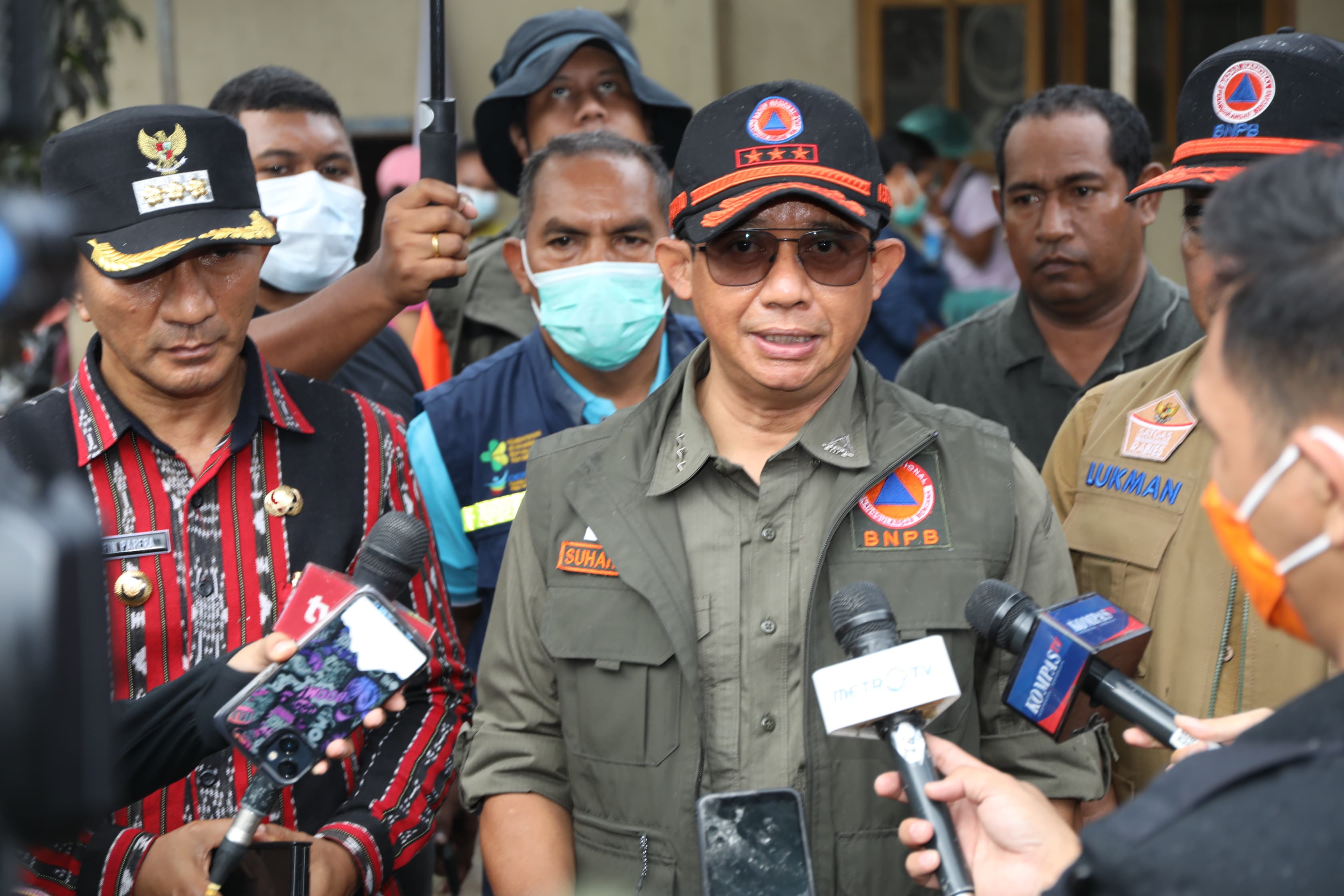 Kepala BNPB Pastikan Penanganan Pengungsi Erupsi Gunung Lewotobi Berjalan Lancar di Sikka