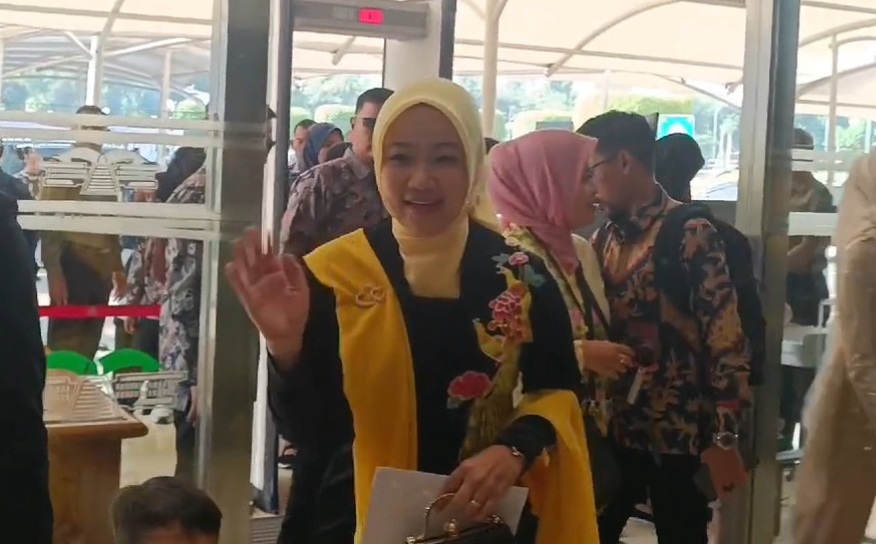 Jelang Pelantikan, Atalia Praratya Ditemani Ridwan Kamil Datang ke DPR Memakai Pakaian Adat Jawa Barat